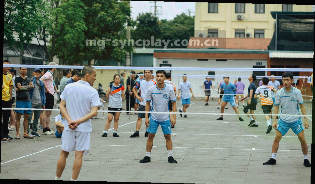 五层由内向外扩散的同心脉冲环，每一层标注一个版本序号
